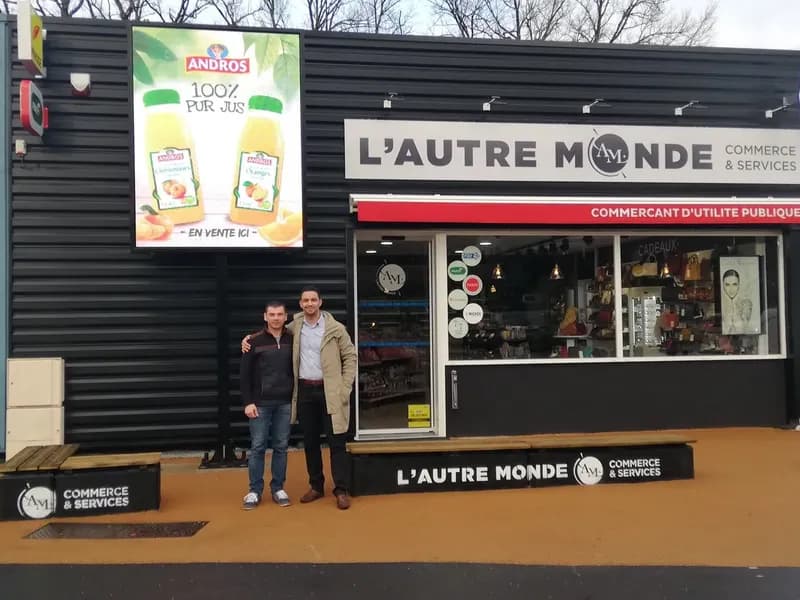 Écran géant extérieur du tabac « L’autre monde » à Ussac