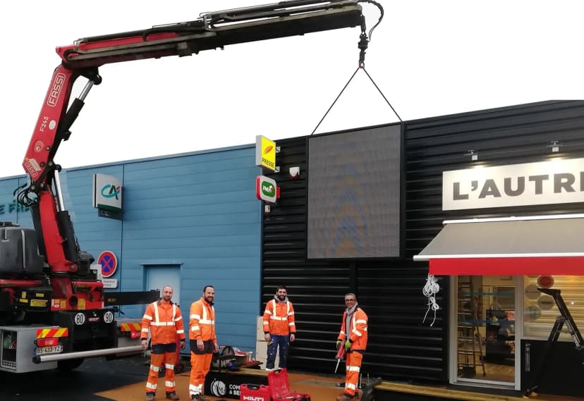 Pose d’un écran LED à la grue, Tabac « L’autre monde » à Ussac