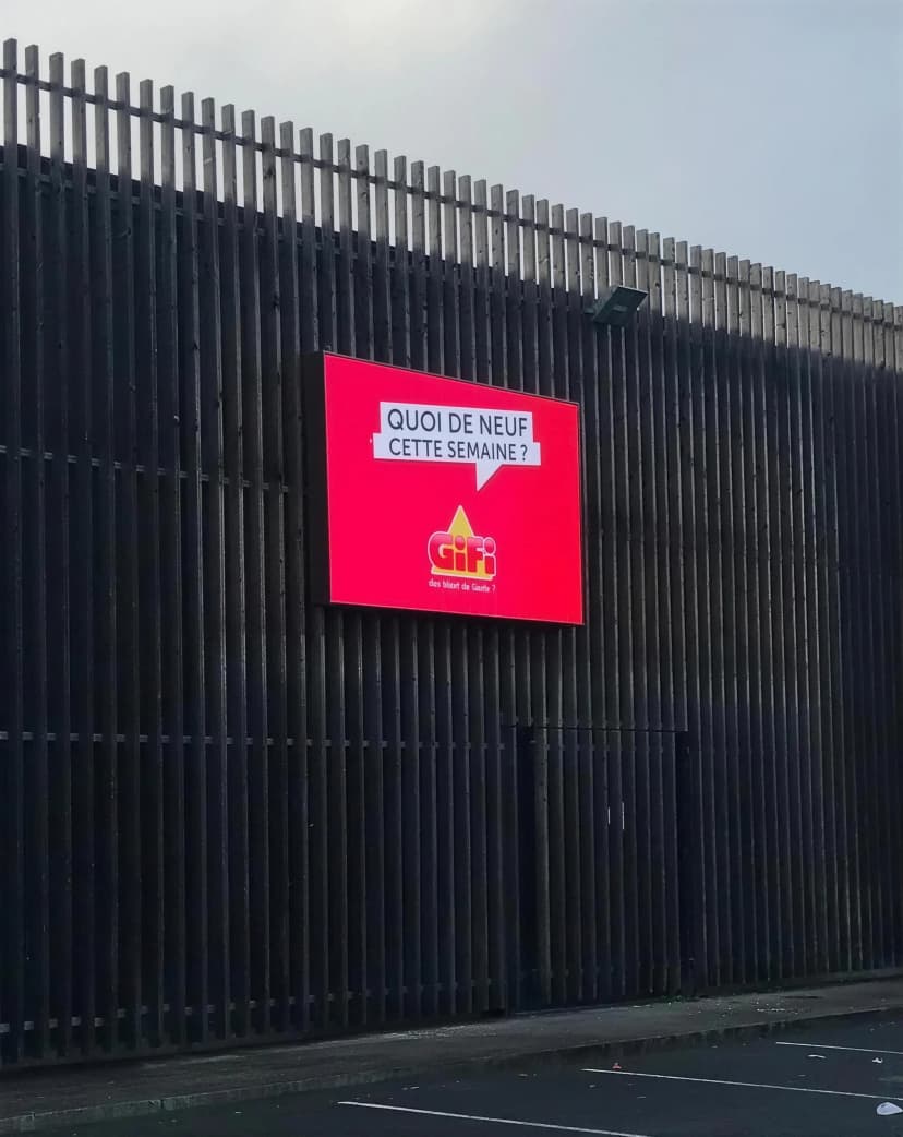 Écran LED WALL+ sur une façade de magasin