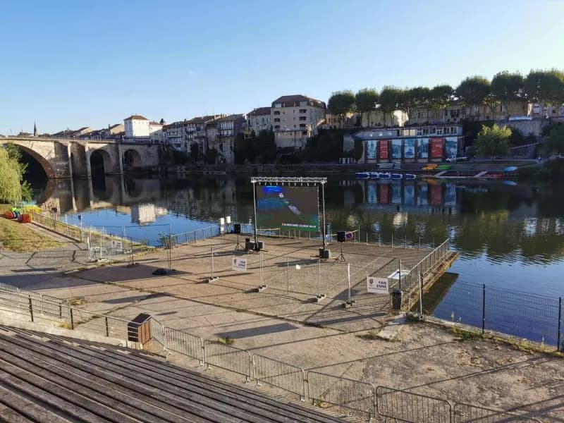 Écran LED géant installé au bord de l’eau
