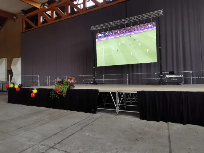 Écran LED géant sur scène, retransmission de match