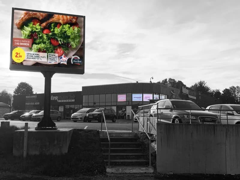 Écran LED extérieur de l’Intermarché Pilou à Brive