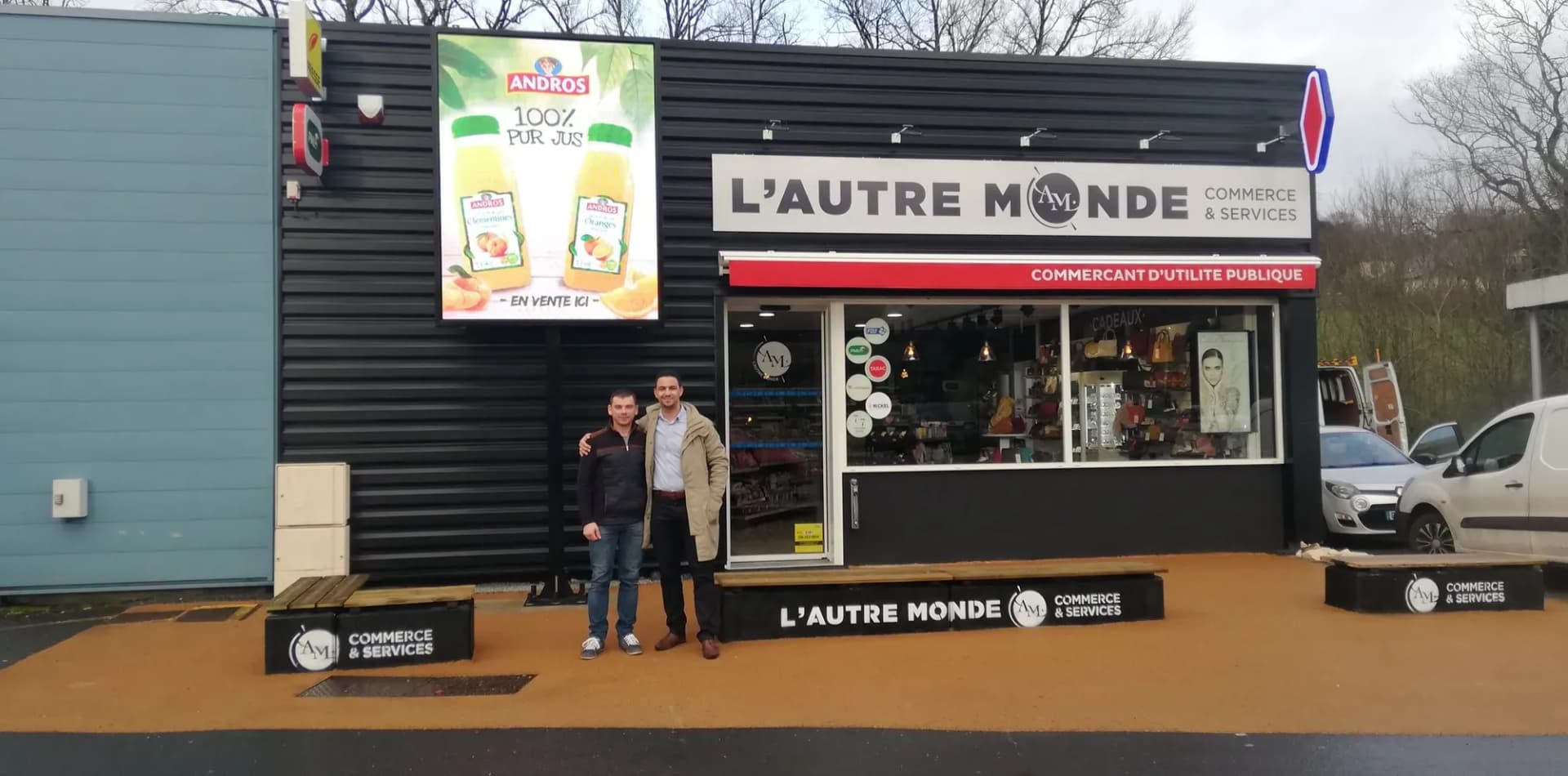 Écran géant extérieur du tabac « L’autre monde » à Ussac