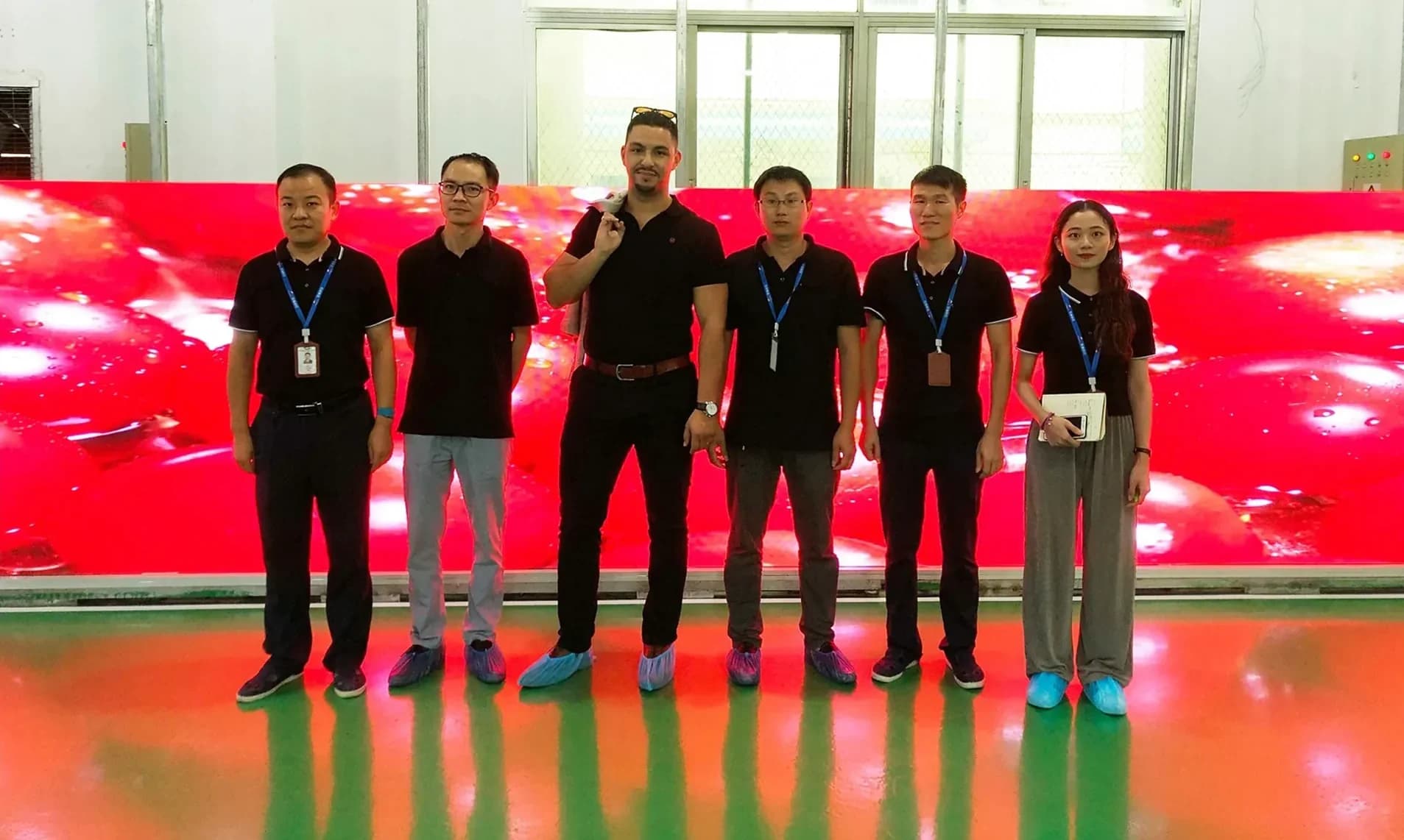 L’équipe devant un mur LED à Shenzhen